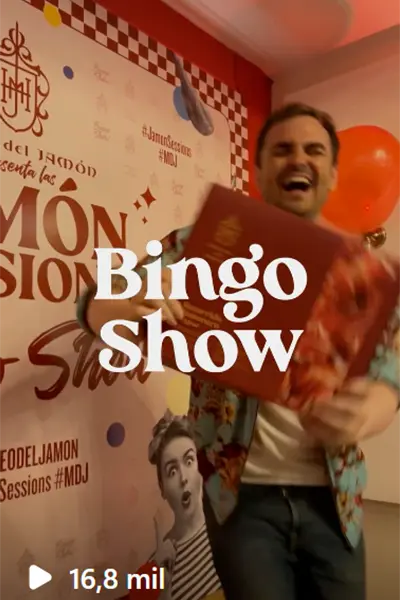 Participante disfrutando del Bingo Show en el Museo del Jamón