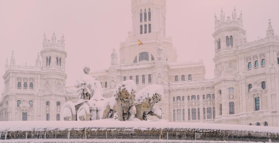 Plaza de Cibeles nevada en invierno en Madrid