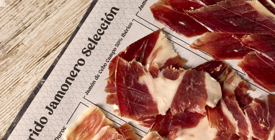 Lonchas de jamón ibérico sobre una carta de Jamonero Selección de Museo del Jamón.