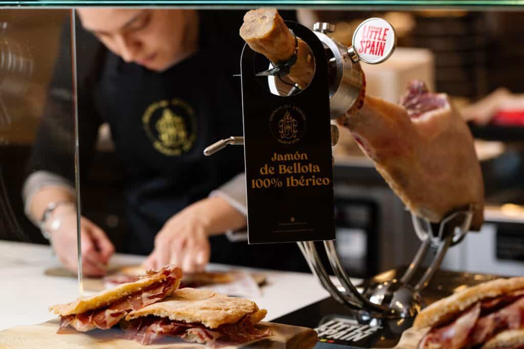 Corte de jamón en el nuevo espacio de Museo del Jamón en Nueva York.