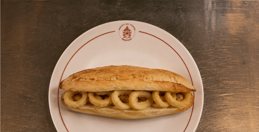Bocadillo de calamares servido en plato de Museo del Jamón
