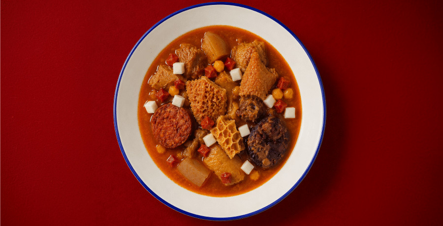 Plato de callos a la madrileña con chorizo, morcilla y garbanzos