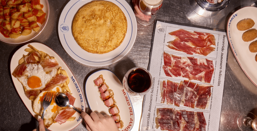 Tapeo en Madrid con tortilla española, jamón y raciones para compartir