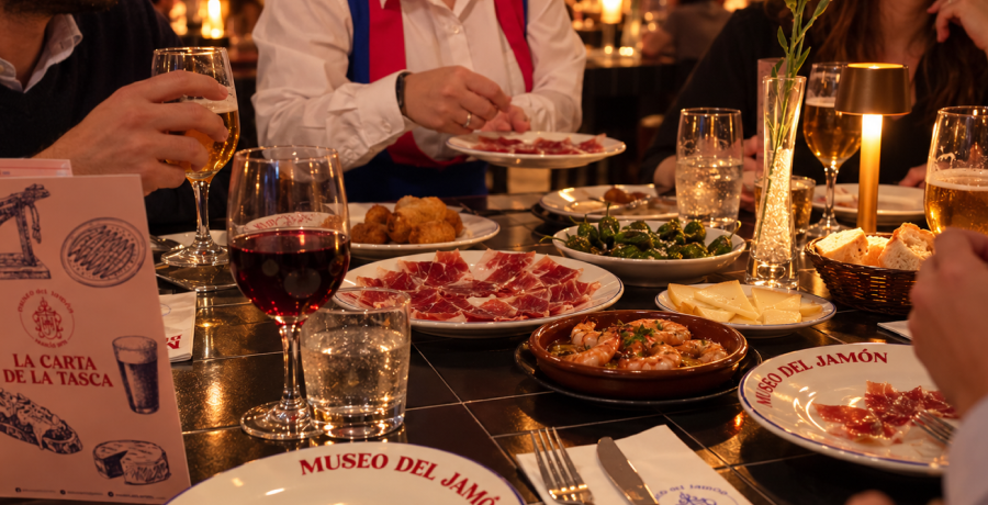 Cena de empresa en Madrid con jamón, tapas, vino y cerveza en Museo del Jamón