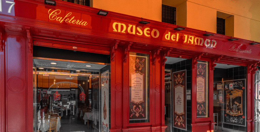 Fachada del restaurante Museo del Jamón junto a Plaza Mayor en Madrid