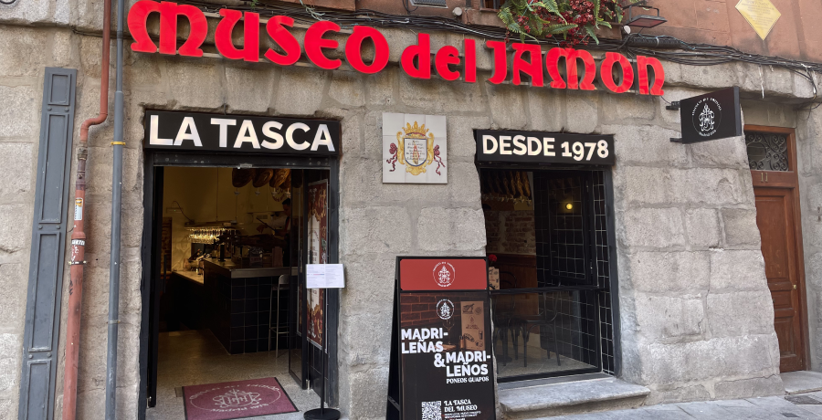 Fachada de La Tasca del Museo del Jamón en Cava de San Miguel, Madrid